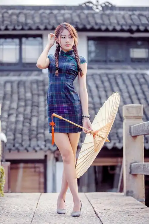 南方古镇上的美丽江南古韵风情美女