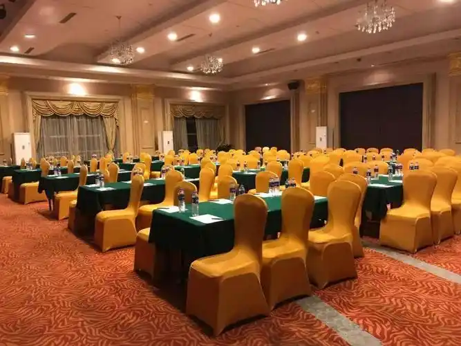 岛屿式回字式索菲亚会议室:会场面积260平米,全厅可容纳80人课堂式回