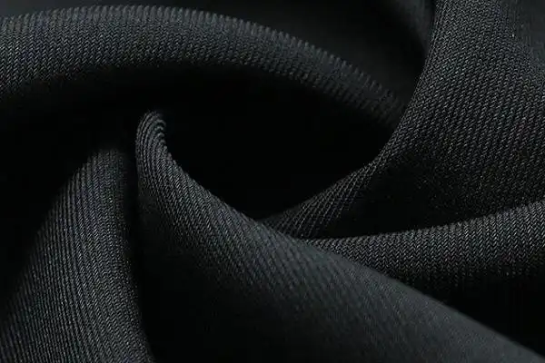 梭织面料是织机以投梭的形式,由经纱,纬向交错构成.