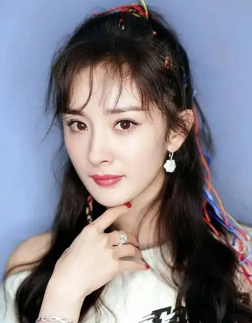 杨幂胎毛刘海太减龄 乖巧可爱少女感满满