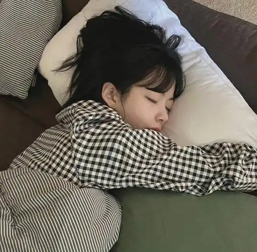 uu们有没有这种睡觉的头像