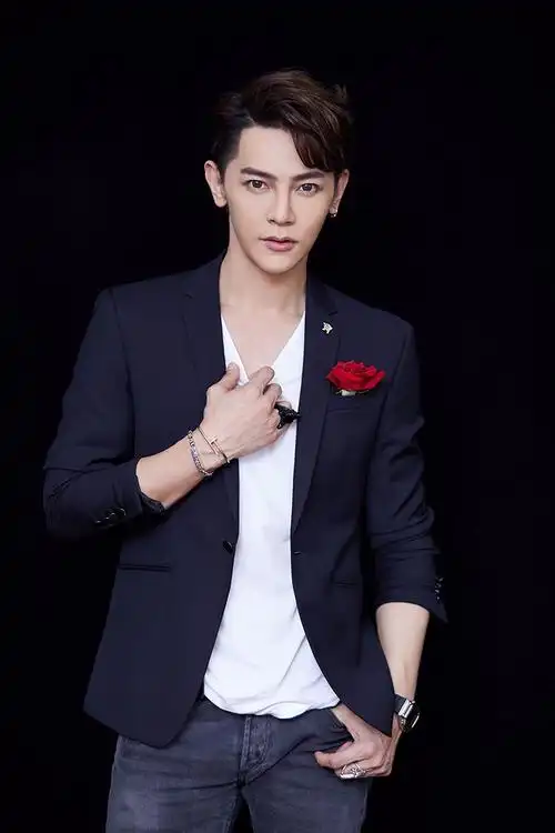 汪东城生日浪漫写真曝光手持玫瑰优雅高甜