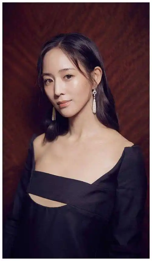 湾湾绝美第一女神,41岁张钧甯,尽显尤物风采!