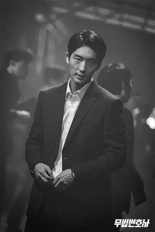 《武法律师》中霸气造型李准基的西装造型李准基穿彩色西装酷帅变身后