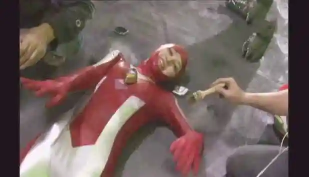 女奥特曼皮套下还有衣服?现场换衣照曝光,观众马上"肃然起敬"