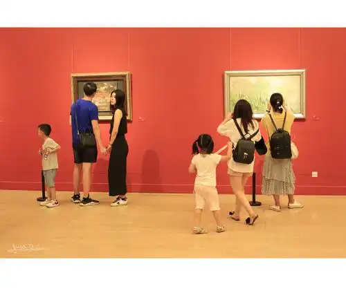 【小朋友看画展行为观察  2】手上有玩具,管你展什么!