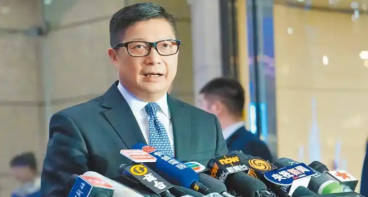 对此,特区政府保安局局长邓炳强补充,自己就是被外国制裁的"人办