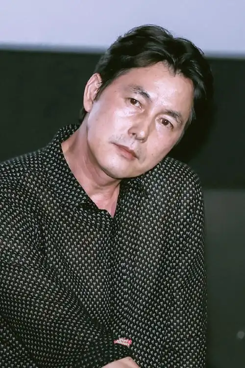 日前八卦媒体拍到@周冬雨和李政宰及其好友郑雨盛深夜聚会