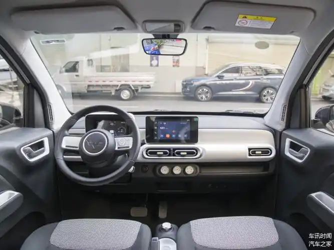 五菱宏光miniev外观简约内饰时尚动力十足
