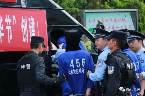 大快人心,毕节公安押解35名犯罪嫌疑人指认现场(附视频)