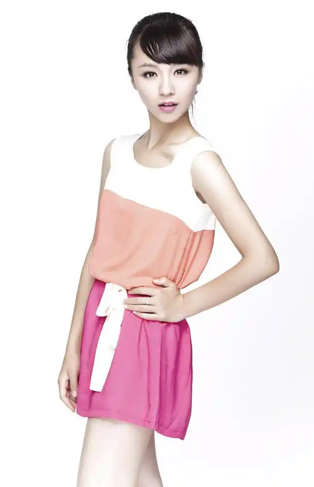 新浪娱乐讯 《知青》中饰演周娟的青年演员刘婧,于近日发布最新写真