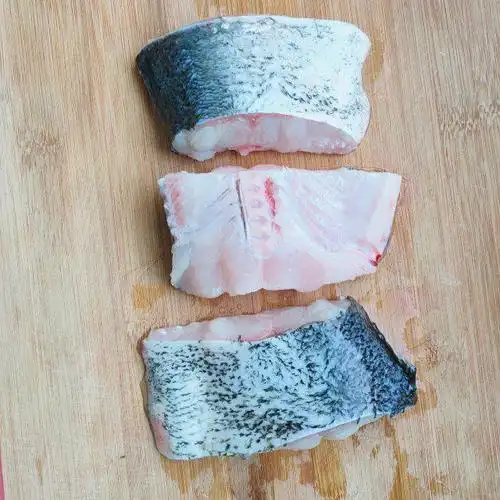 第1步,选鱼腹部分,洗净.