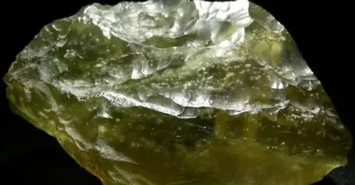 目前世界范围发现较有名玻璃陨石为欧洲捷克玻璃陨石,北非洲利比亚