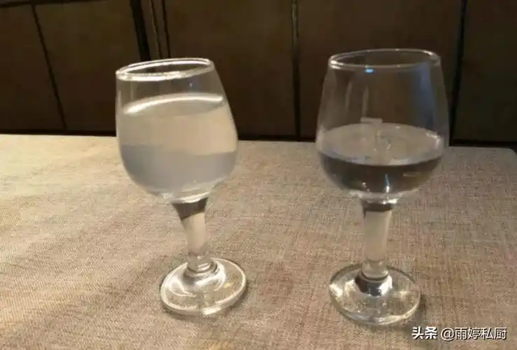 跟朋友喝酒不管有钱没钱别拿3种跌价的白酒上桌太伤感情