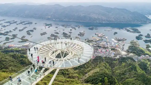 3月18日,游客在湖北省阳新县天空之城景区内拍照.