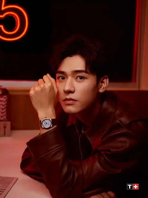 聚焦魅力蓝调天梭全球品牌代言人@龚俊simon佩戴#天梭超级玩家系列#霁