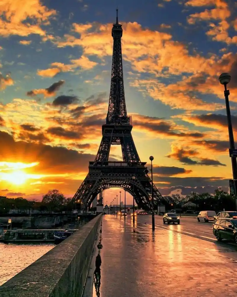 埃菲尔铁塔是法国巴黎的标志性建筑,也是世界上最知名的地标之一