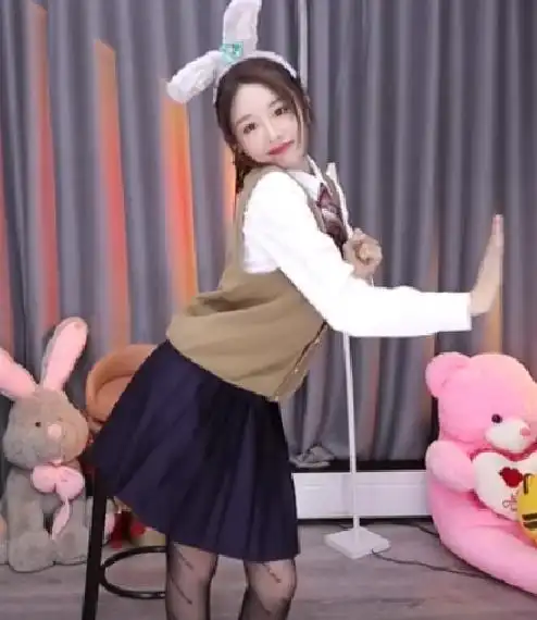 林七七cos奥特曼被自己丑哭,决定换一身套装,还是超短裙漂亮|虎牙|超