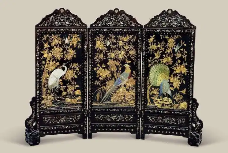 红木家具上闪亮的螺钿真是美极了