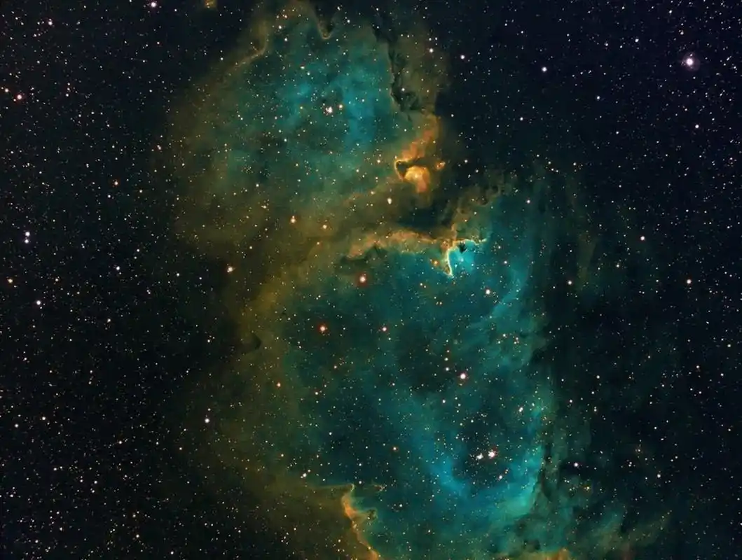 灵魂星云,或称为幽灵星云,即 sharpless 2-199,lbn 667,是一个位于