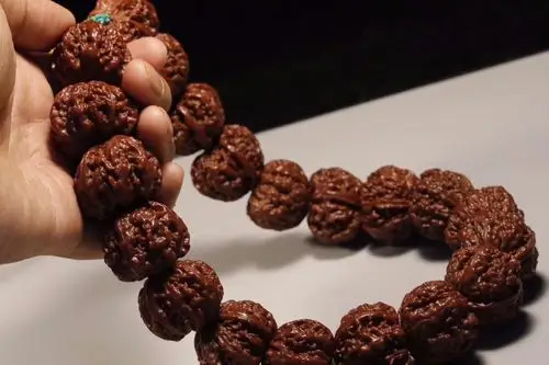 文玩小核桃手串与手持如何抉择