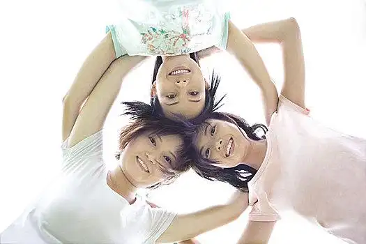 户外头碰头的三个女孩