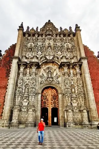 这座在不同时期始终作为国家中心的建筑见证了墨西哥统治者的更替.