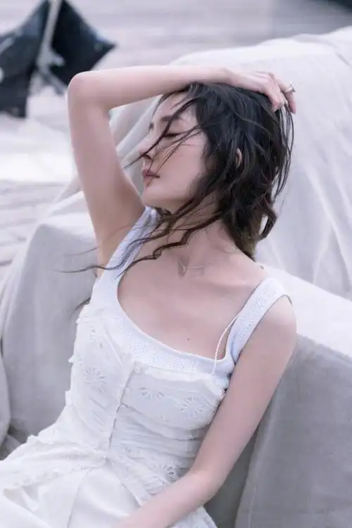 杨幂居家写真穿吊带傲人事业线吸睛眼神慵懒熟女氛围爆棚杨幂运动风