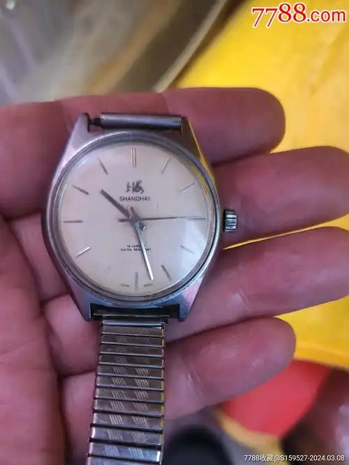 这是一块上海牌手表此表晃晃走时