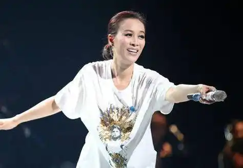 姚贝娜淘汰之后,那英的温柔去了何处?_那姐_手语_沈阳