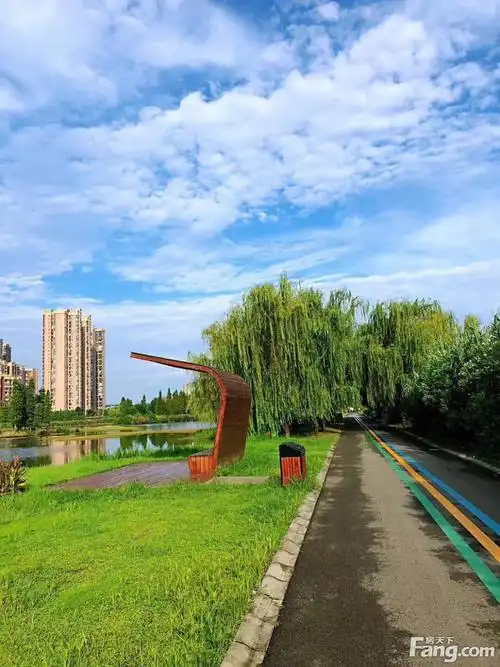 保利狮子湖项目主要是以公园为主体的生态住宅区,目前已经开发了5年