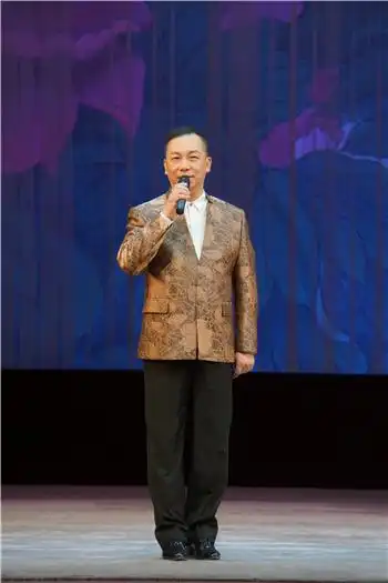 主持人:宋小川花团锦簇,群英荟萃的演出阵容令现场观众大呼过瘾,掌声