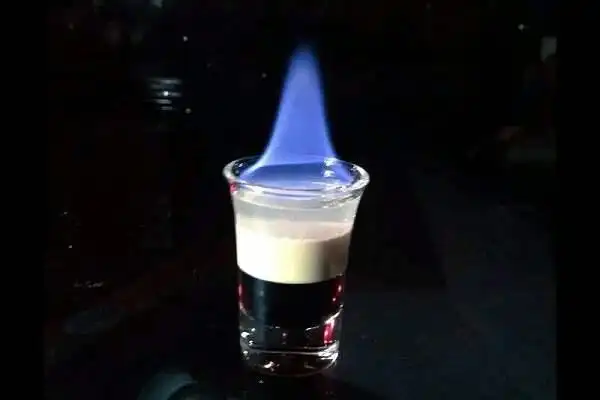 轰炸机鸡尾酒怎么喝