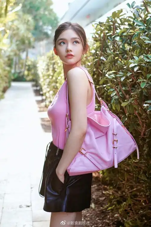 林允周一look~ 粉色吊带造型好辣的小允_高清图集_新浪网