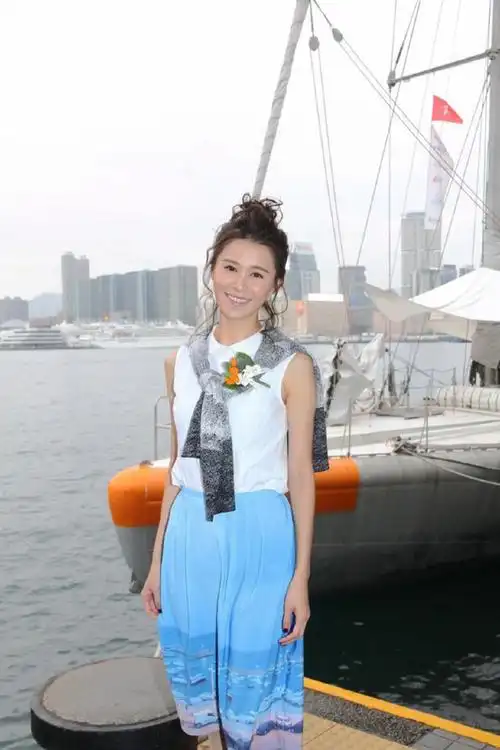 tvb美女黄翠如出席活动 清爽利落的打扮 散发出青春时尚气息!