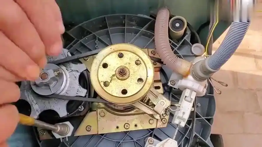 3分钟教你拆卸洗衣机离合器步骤简单自己更换省下不少钱