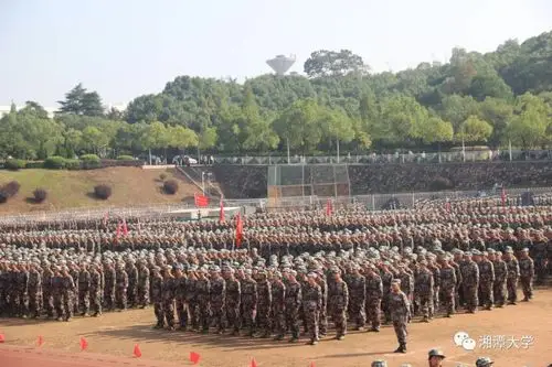 今天2020级新生接受检阅