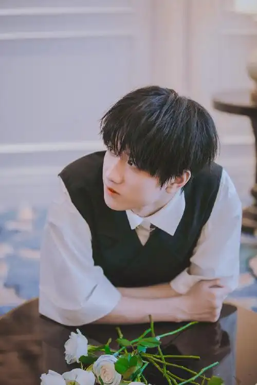 敖子逸晒十八宫格照##敖子逸白玫瑰氛围感大片