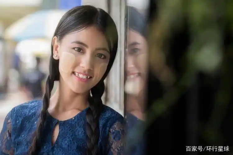 缅甸女人沉迷抹脸不能自拔