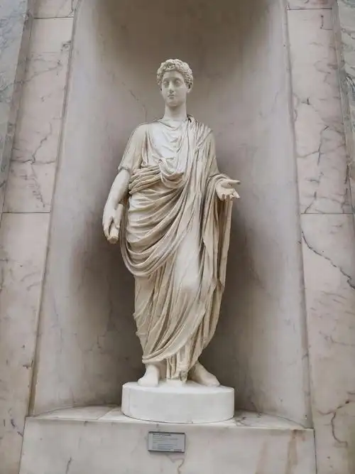 写美篇欧洲是世界雕塑最多,而且都是顶级的,每个建筑物上都有塑像.