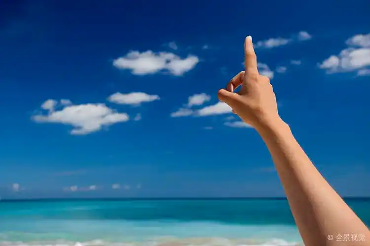 手_指向_天空_女性_美女_蓝天_高清图片_全景视觉