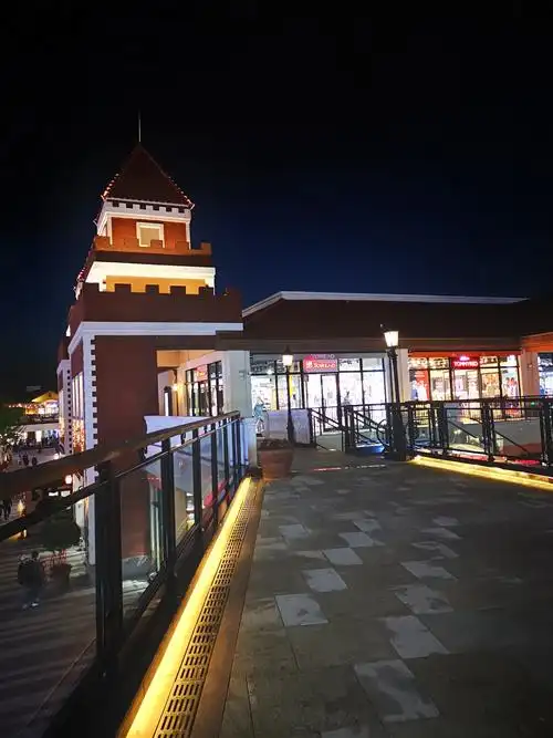 母亲节夜晚:花乡奥莱村夜景迷人