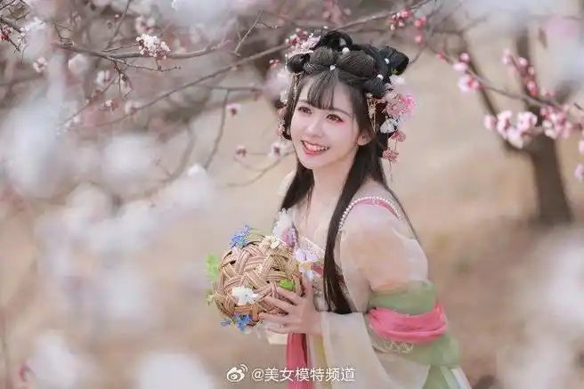 赖美云晒古风写真大片小花妖造型俏皮灵动