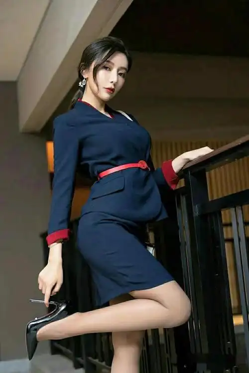 制服套装搭配肉色丝袜魅力四射色泽鲜艳的袜子有锦上添花的效果