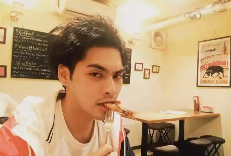 原创人生太彪悍14岁成影帝19岁结婚经历身亡爆肥做洗车工