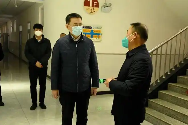 在吉林市第十中学,崔湛督导检查疫情防控,教学安排情况并对错时错峰上