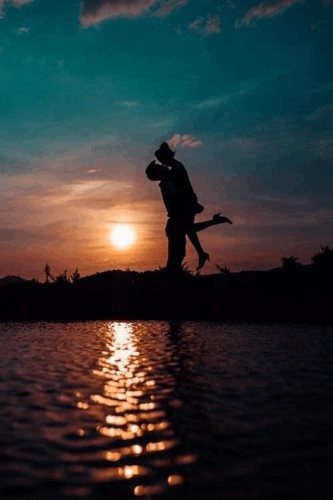 据英国媒体报道,研究显示,在爱情生活中漂亮的容颜其实是一种劣势,不