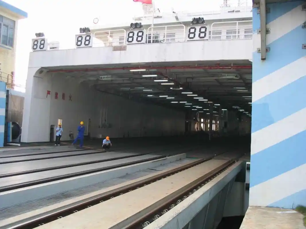 徐闻粤海铁路火车轮渡过琼州海峡全过程