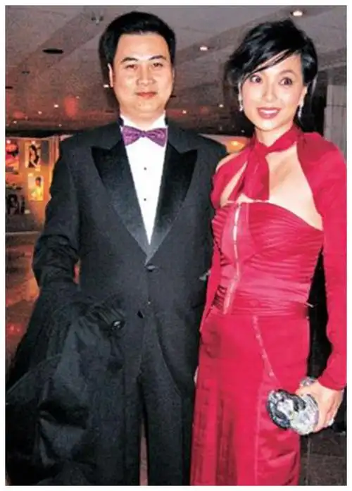 笑容甜美心情好,被前夫借走500万至今不还|傅明宪|庄家彬|滑雪_新浪