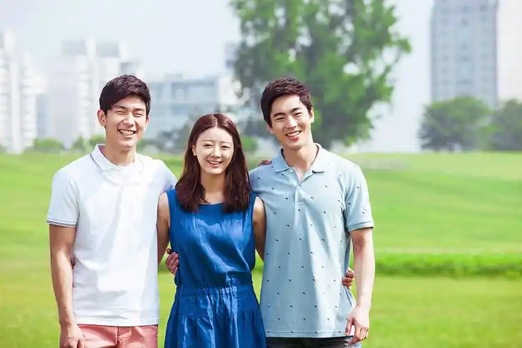 四个人朋友站在草地上—正版高清下载,购买_视觉中国图片素材中心